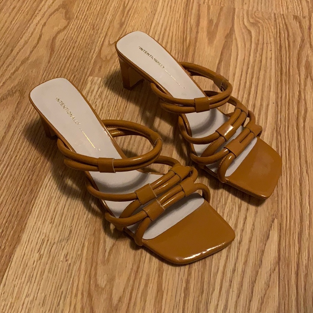 👉Intentionally Blank Strappy Kitten Heels